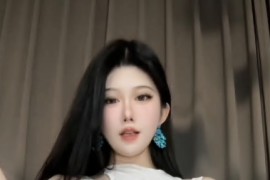 抖音 高颜值精神小妹【yeye、小鱼xy】定制福利，脸穴同框紫薇揉奶骚叫啪啪
